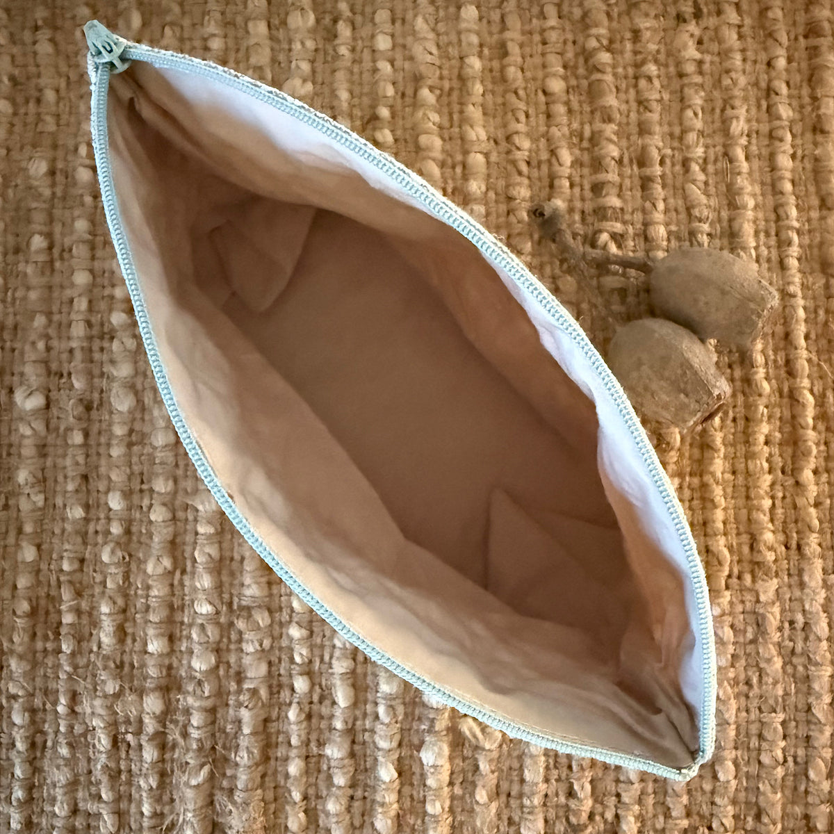 botanical linen pouch : flannel flower natural/white
