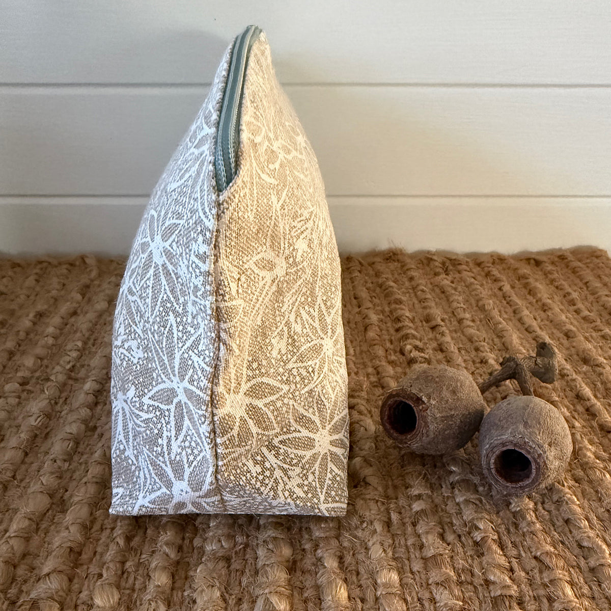 botanical linen pouch : flannel flower natural/white