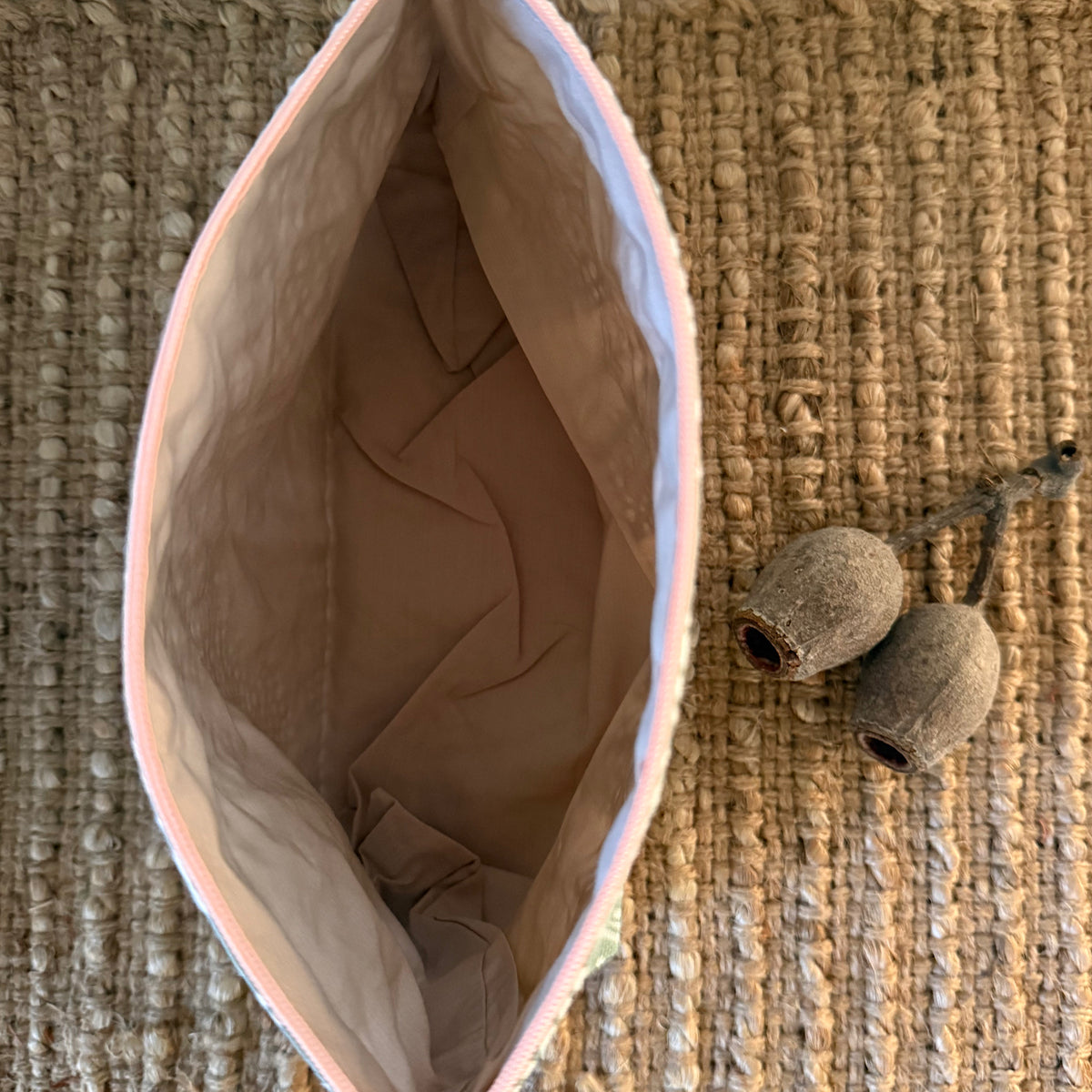 botanical linen pouch : barangaroo sage/white